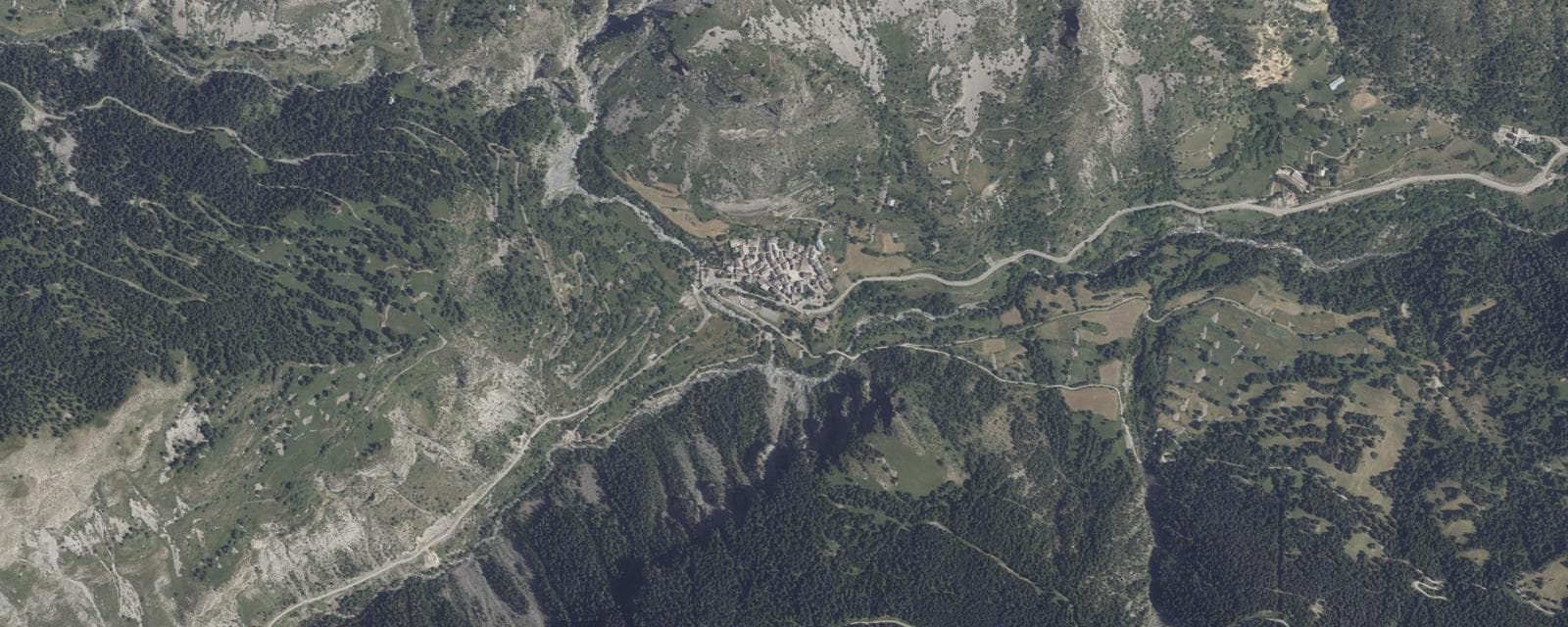 Vue aérienne de Saint-Dalmas-le-Selvage (Alpes-Maritimes)