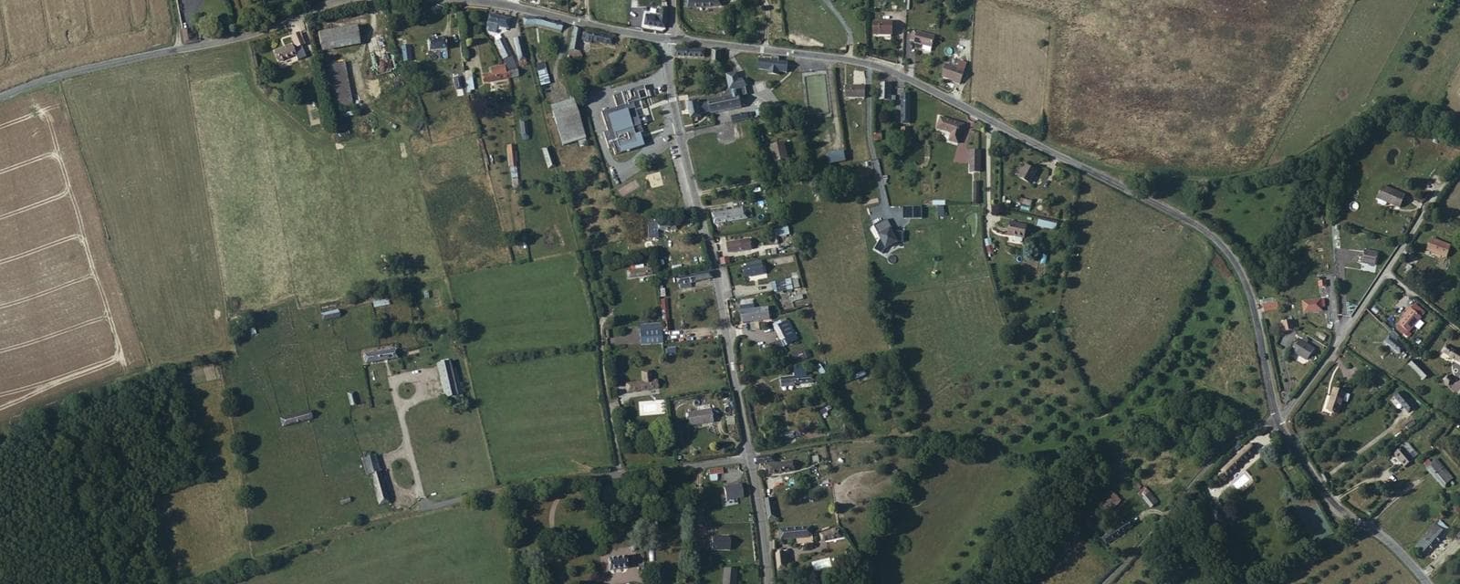 Vue aérienne de Saint-Éloi-de-Fourques (Eure)