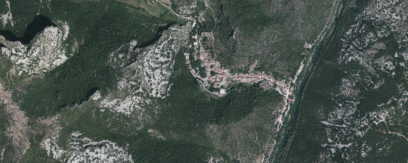 Vue aérienne de Saint-Guilhem-le-Désert (Hérault)