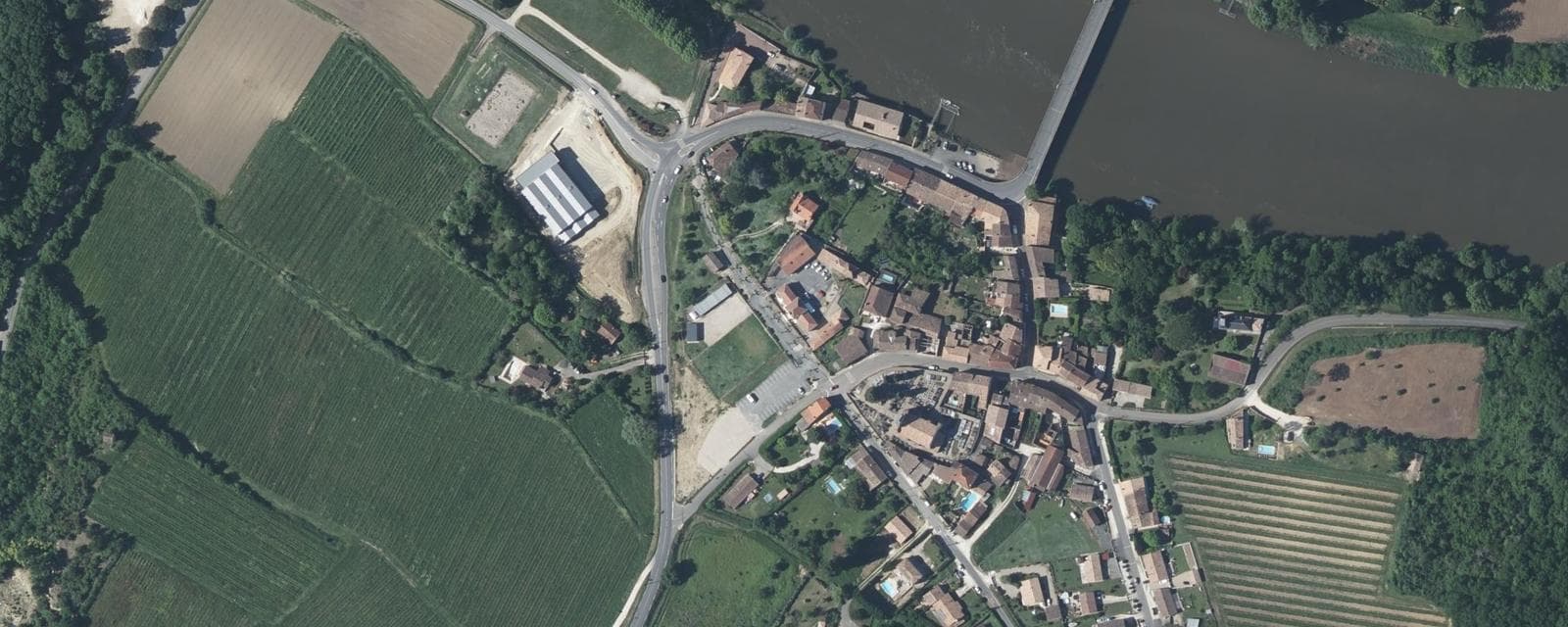Vue aérienne de Saint-Jean-de-Blaignac (Gironde)