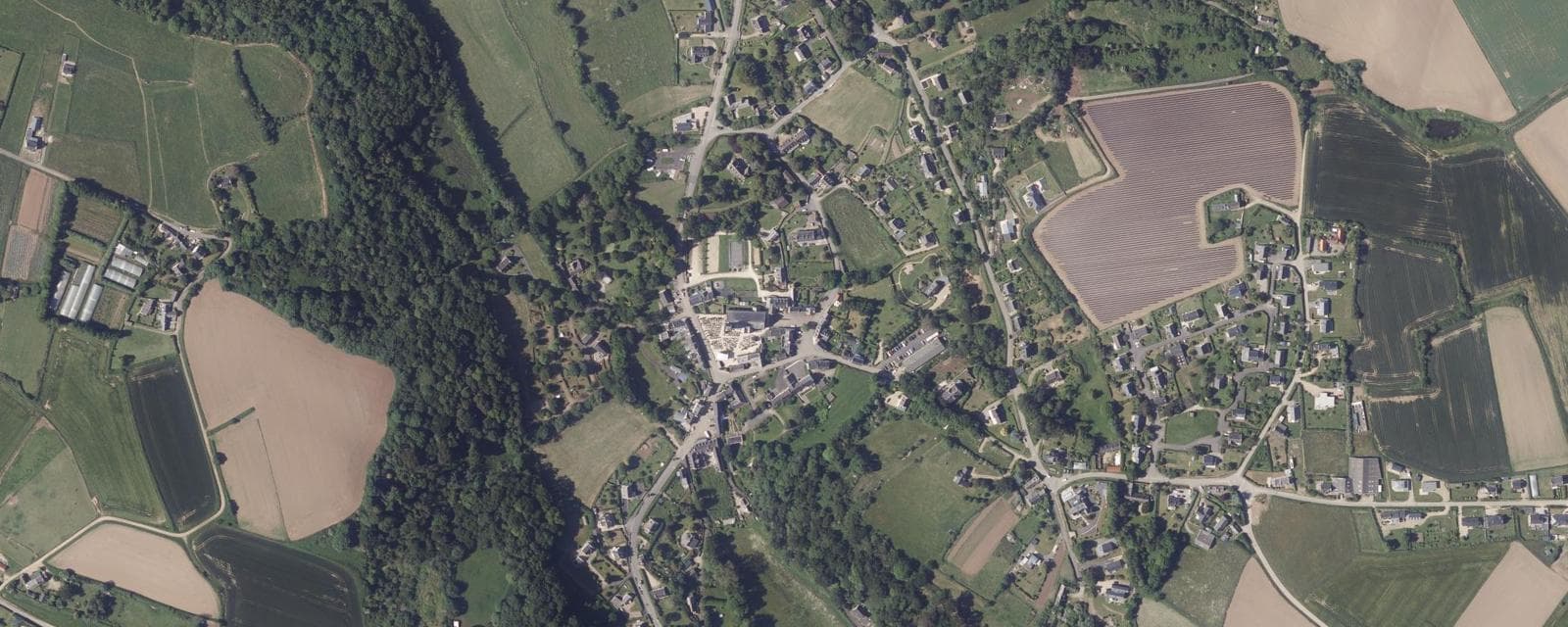 Vue aérienne de Saint-Jean-du-Doigt (Finistère)