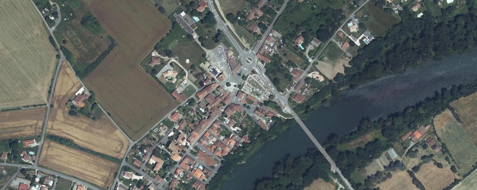 Vue aérienne de Saint-Julien-sur-Garonne (Haute-Garonne)
