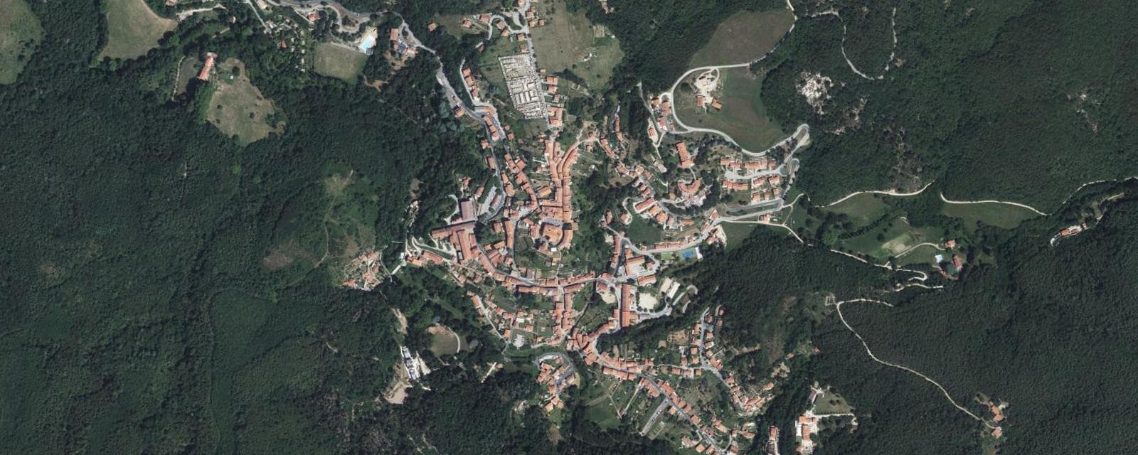 Vue aérienne de Saint-Laurent-de-Cerdans (Pyrénées-Orientales)