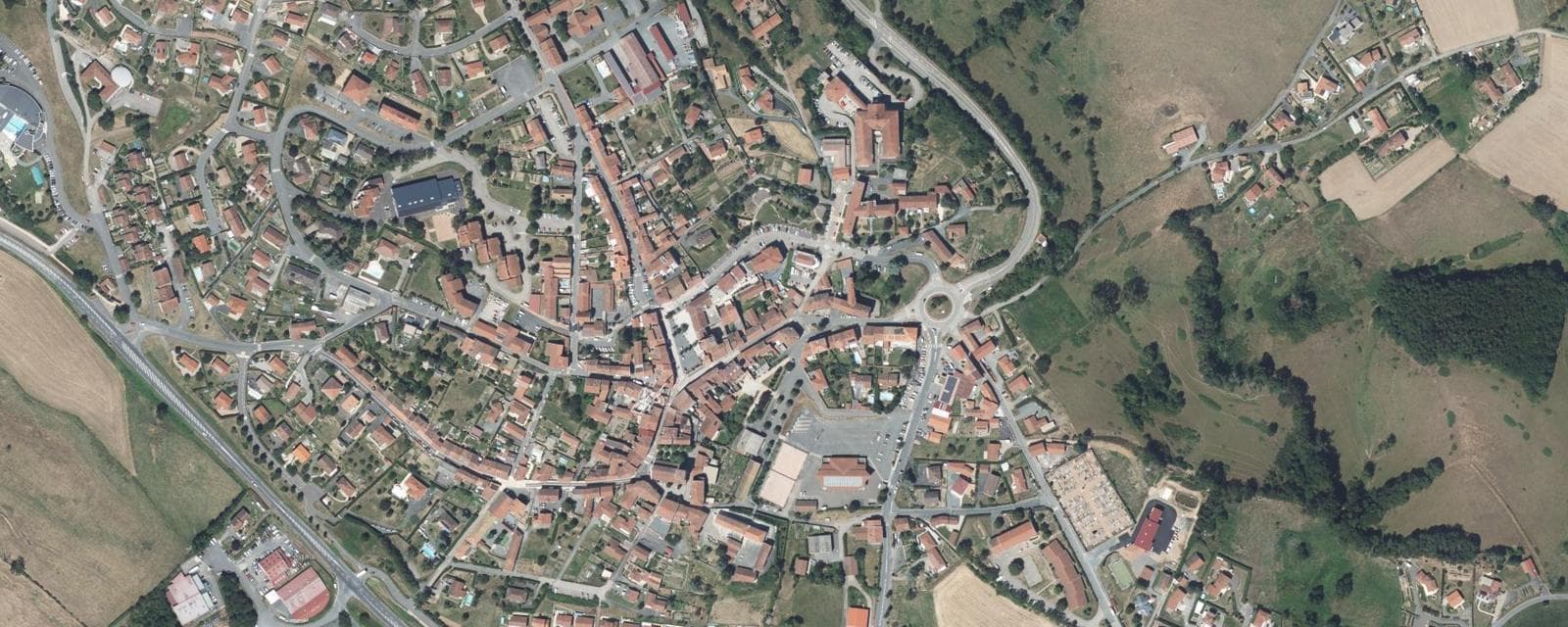 Vue aérienne de Saint-Laurent-de-Chamousset (Rhône)
