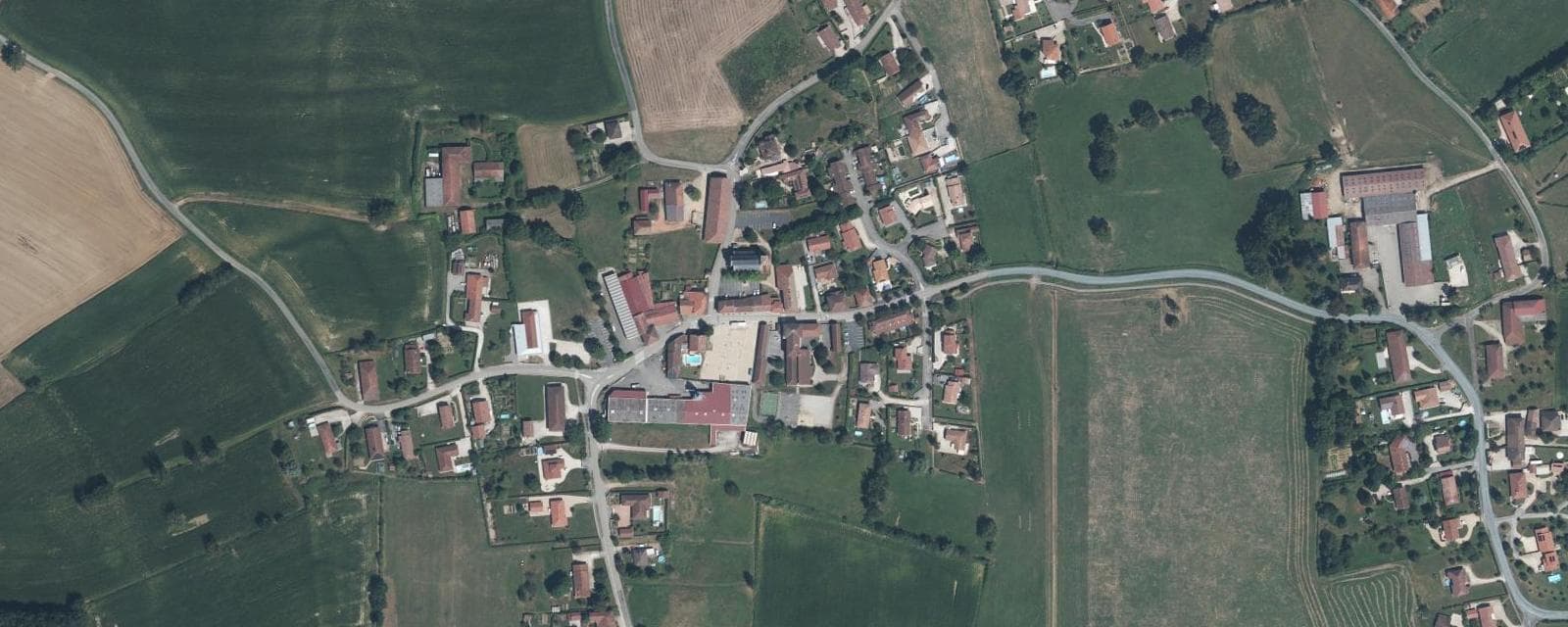 Vue aérienne de Saint-Martin-le-Châtel (Ain)