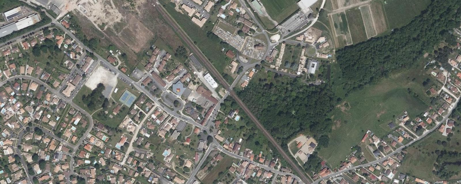 Vue aérienne de Saint-Médard-d'Eyrans (Gironde)