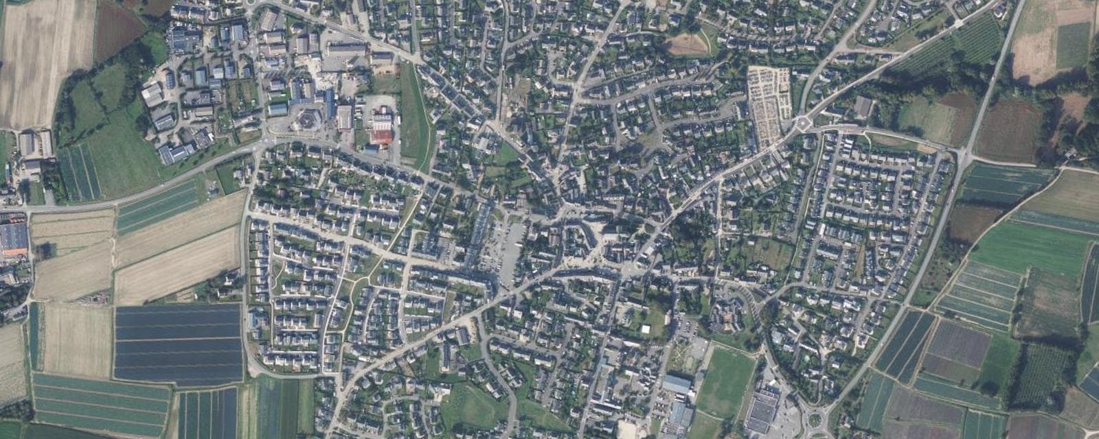 Vue aérienne de Saint-Méloir-des-Ondes (Ille-et-Vilaine)