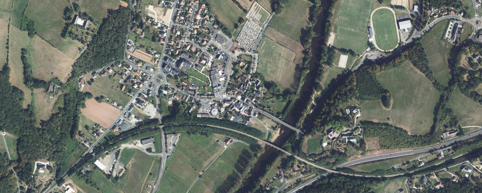 Vue aérienne de Saint-Pantaléon-de-Larche (Corrèze)