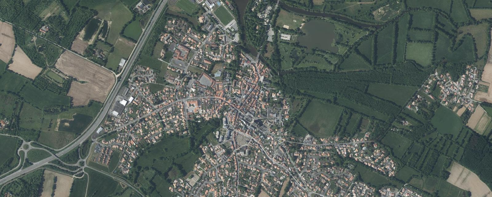 Vue aérienne de Saint-Philbert-de-Grand-Lieu (Loire-Atlantique)