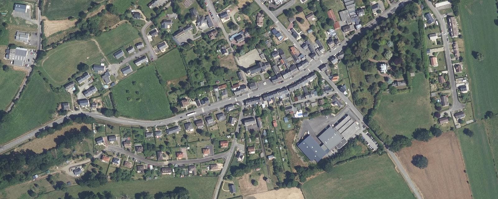 Vue aérienne de Saint-Pierre-d'Entremont (Orne)