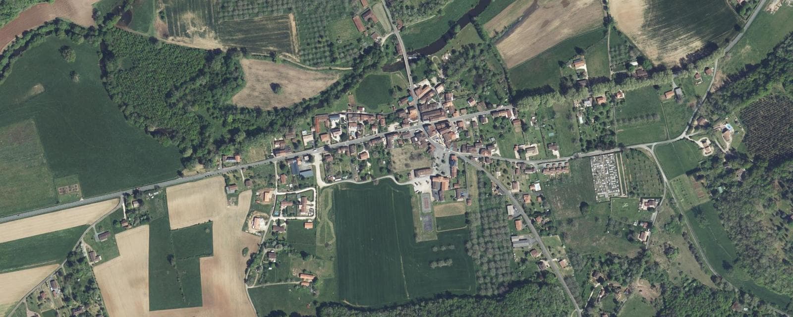 Vue aérienne de Saint-Pierre-de-Côle (Dordogne)