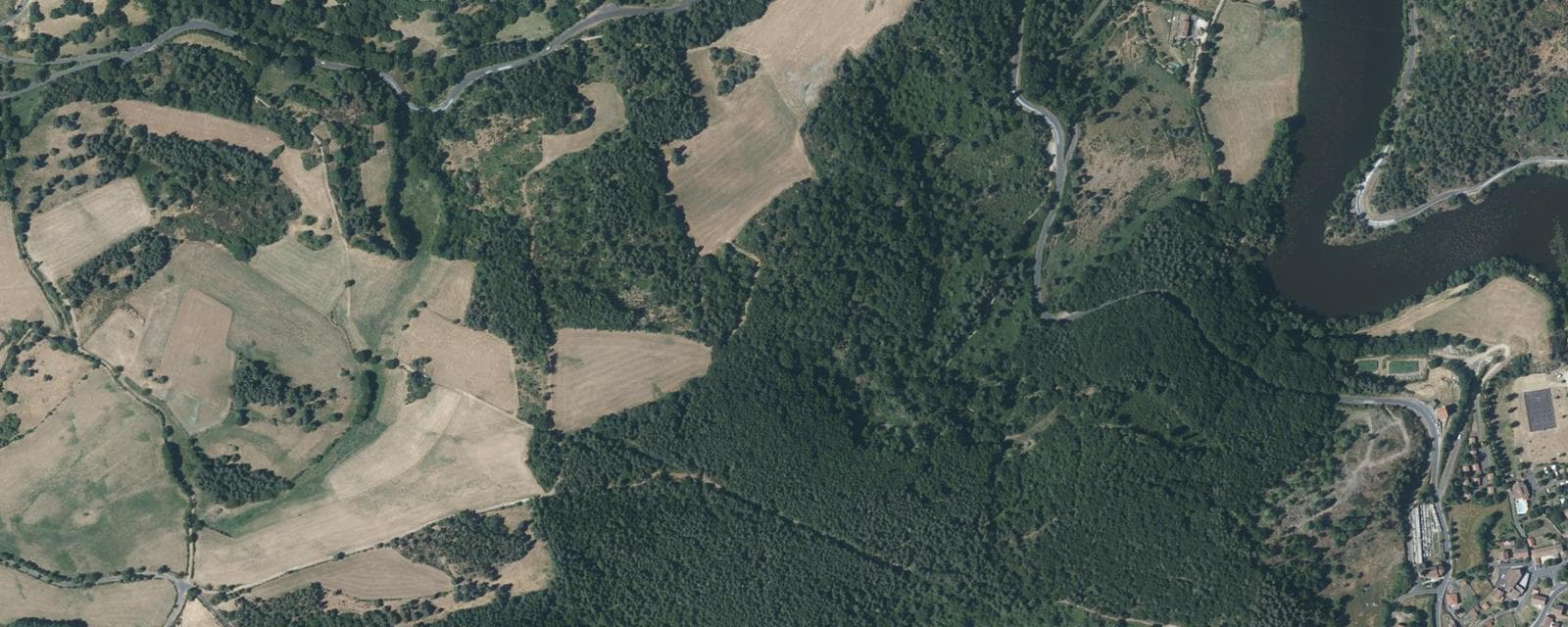 Vue aérienne de Saint-Préjet-d'Allier (Haute-Loire)