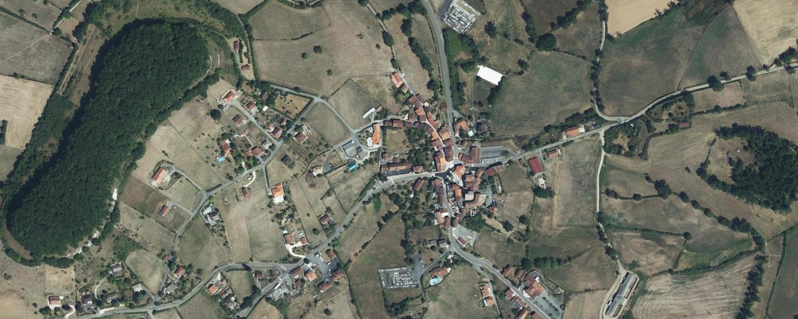 Vue aérienne de Saint-Santin-de-Maurs (Cantal)