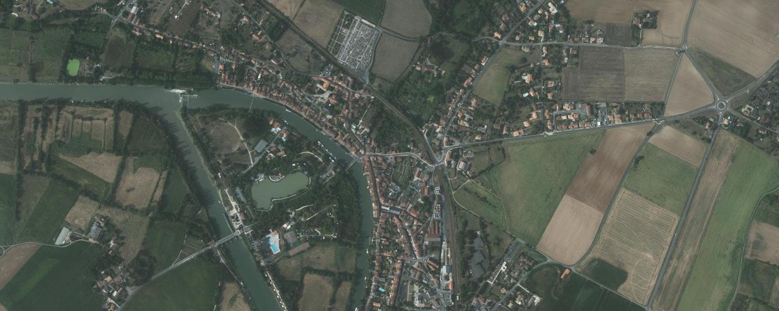 Vue aérienne de Saint-Savinien (Charente-Maritime)