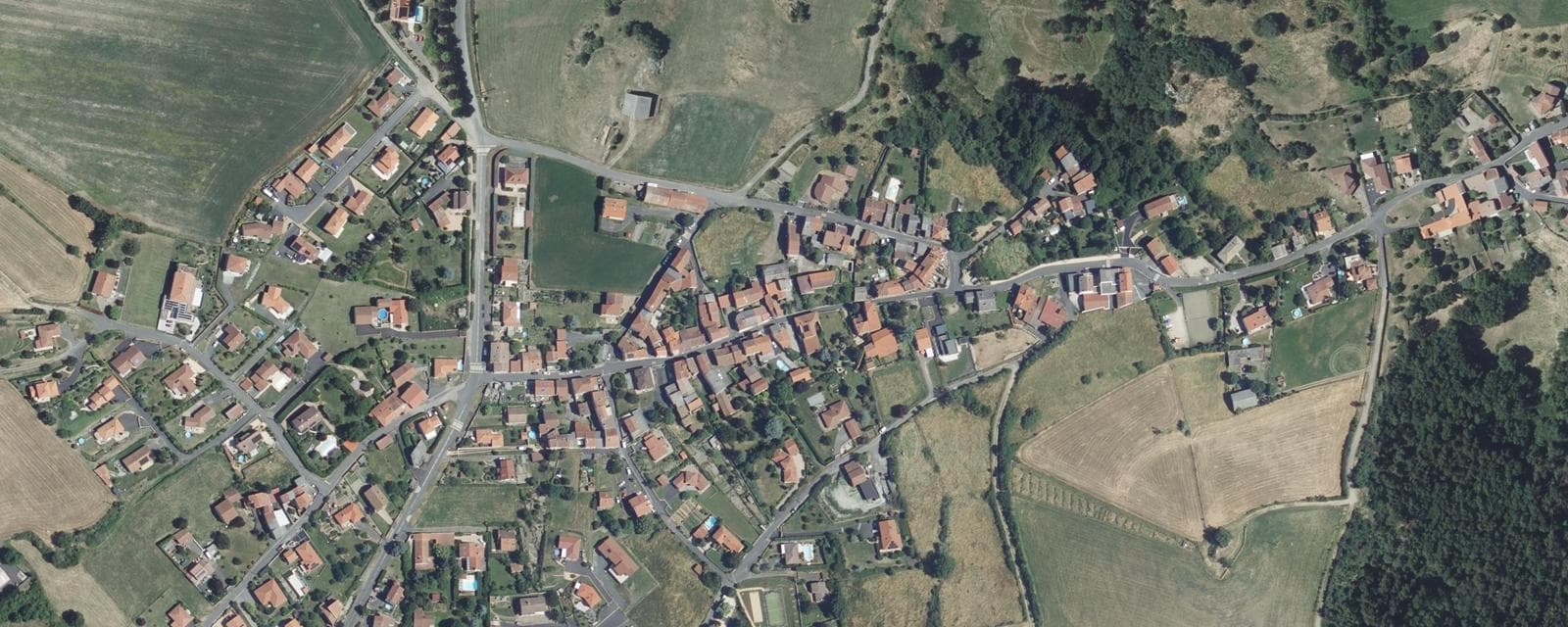 Vue aérienne de Saint-Yvoine (Puy-de-Dôme)