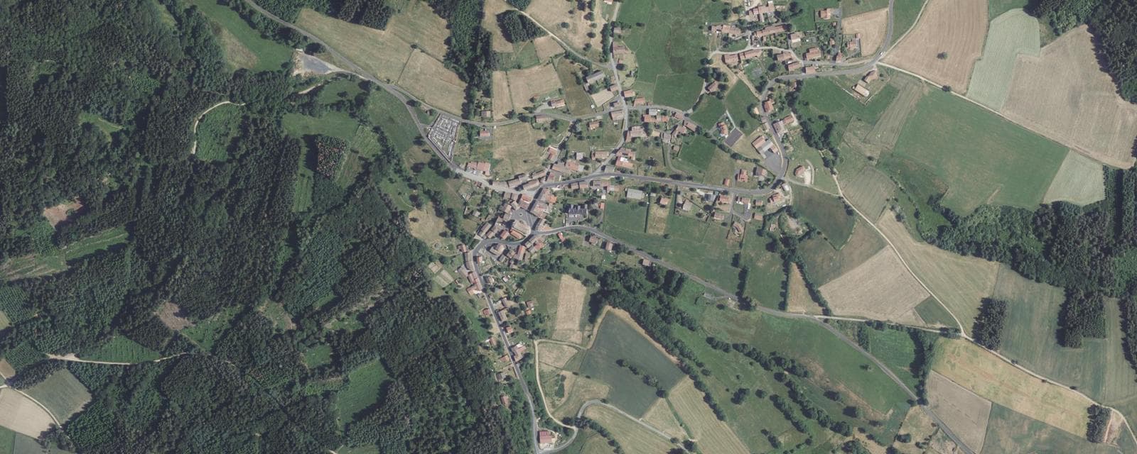Vue aérienne de Sauvessanges (Puy-de-Dôme)