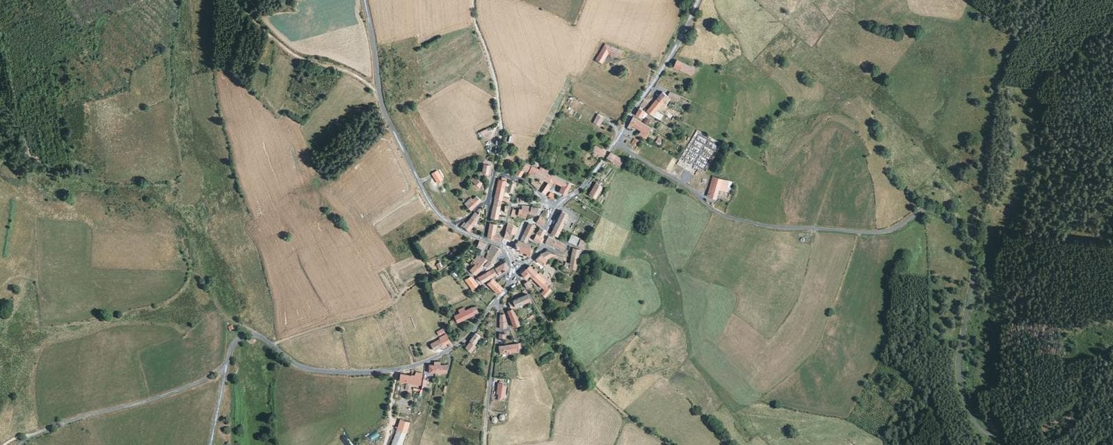 Vue aérienne de Sembadel (Haute-Loire)