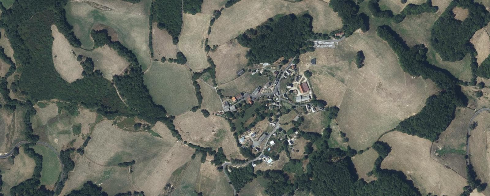 Vue aérienne de Sénezergues (Cantal)