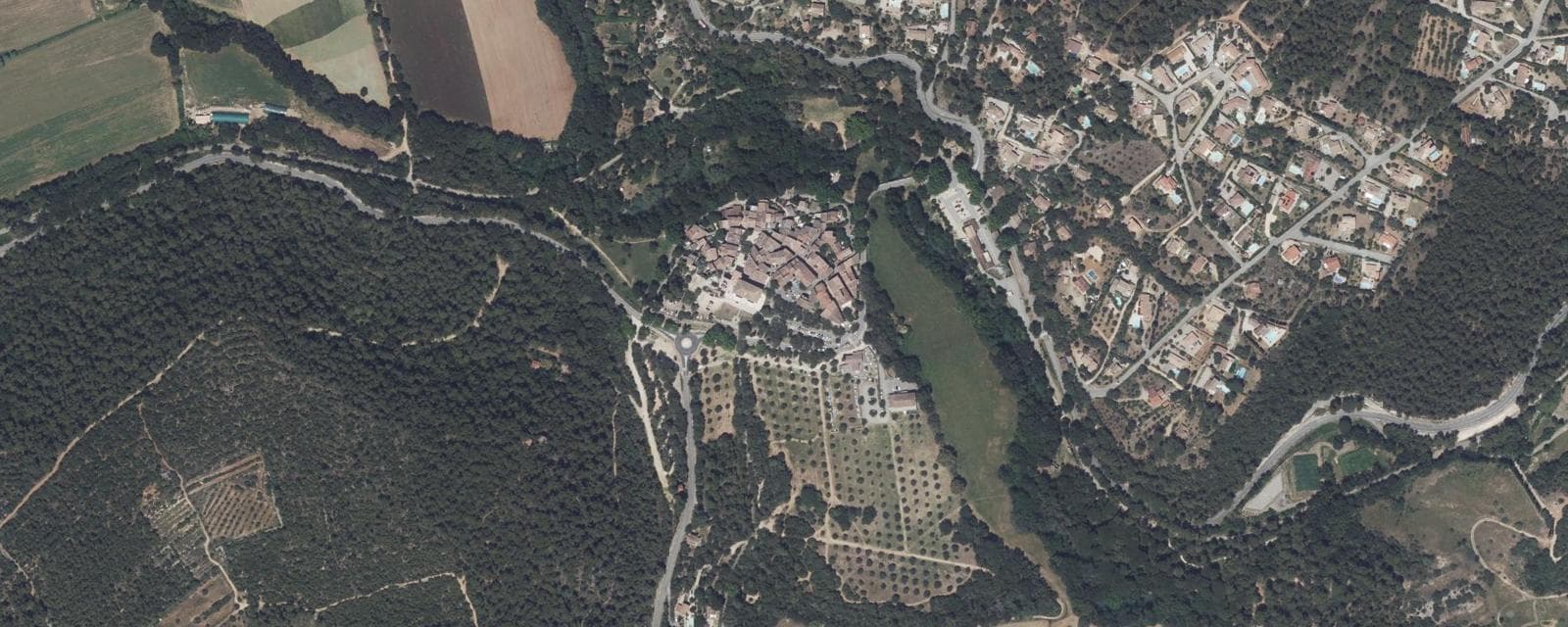 Vue aérienne de Sillans-la-Cascade (Var)