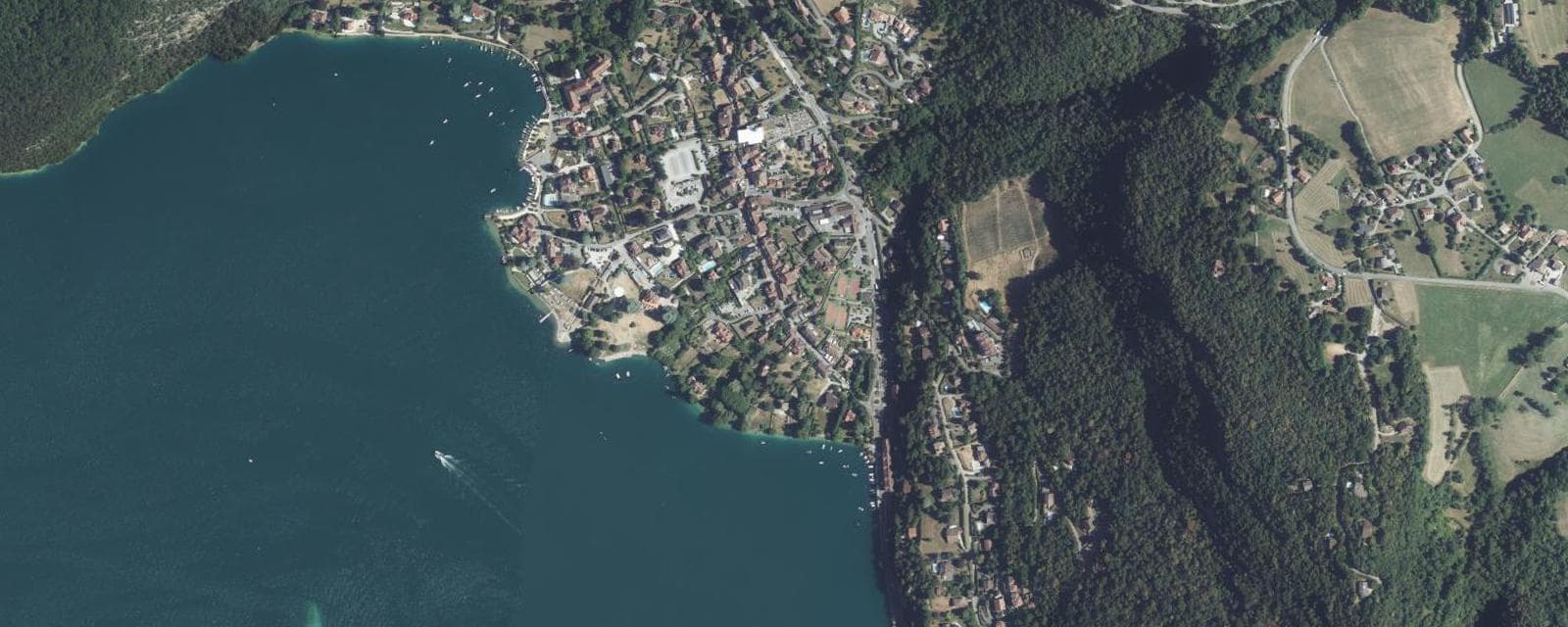 Vue aérienne de Talloires-Montmin (Haute-Savoie)