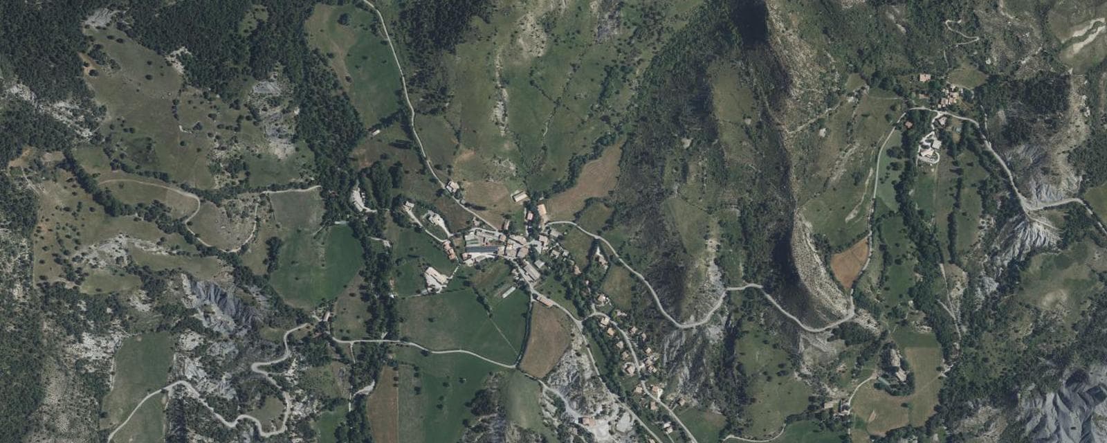 Vue aérienne de Tartonne (Alpes-de-Haute-Provence)