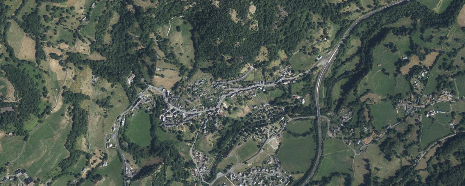 Vue aérienne de Thiézac (Cantal)