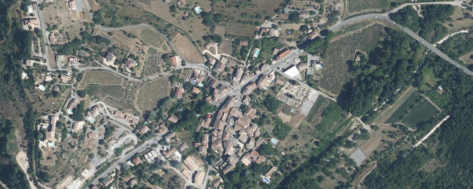 Vue aérienne de Uzer (Ardèche)