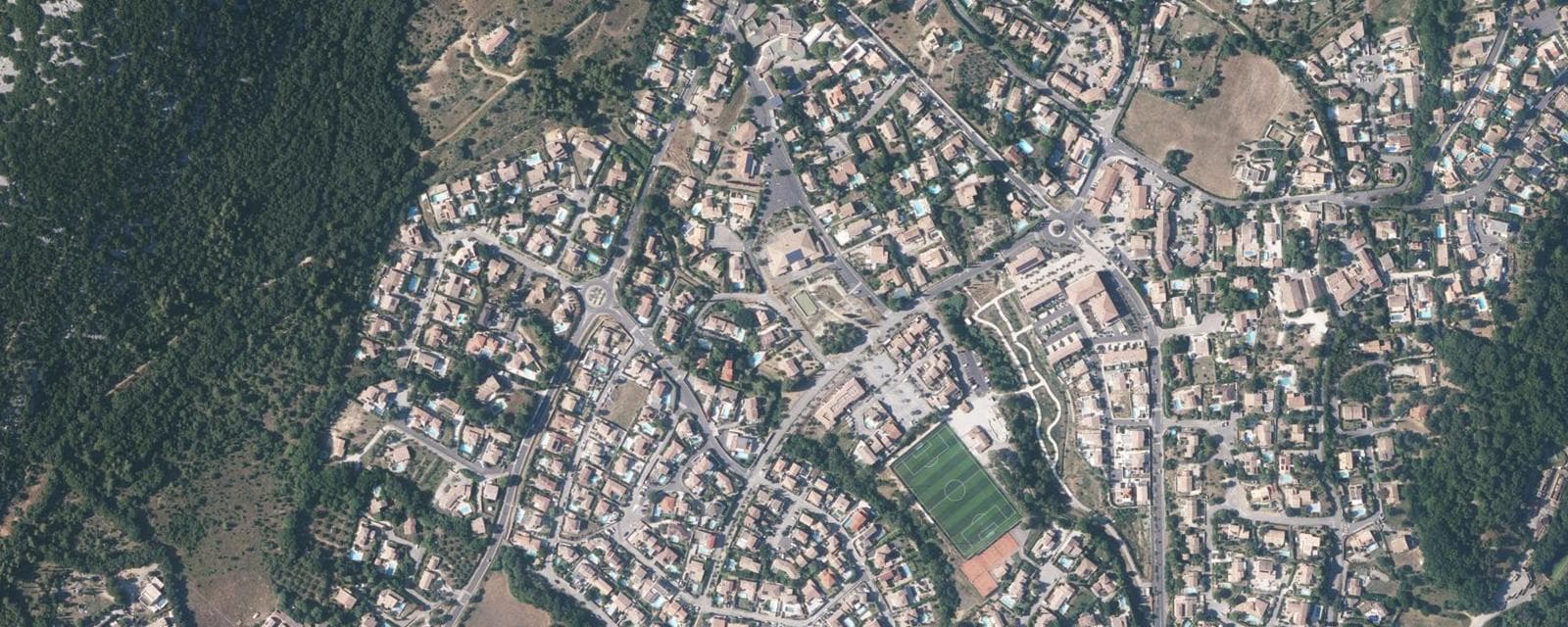 Vue aérienne de Vailhauquès (Hérault)