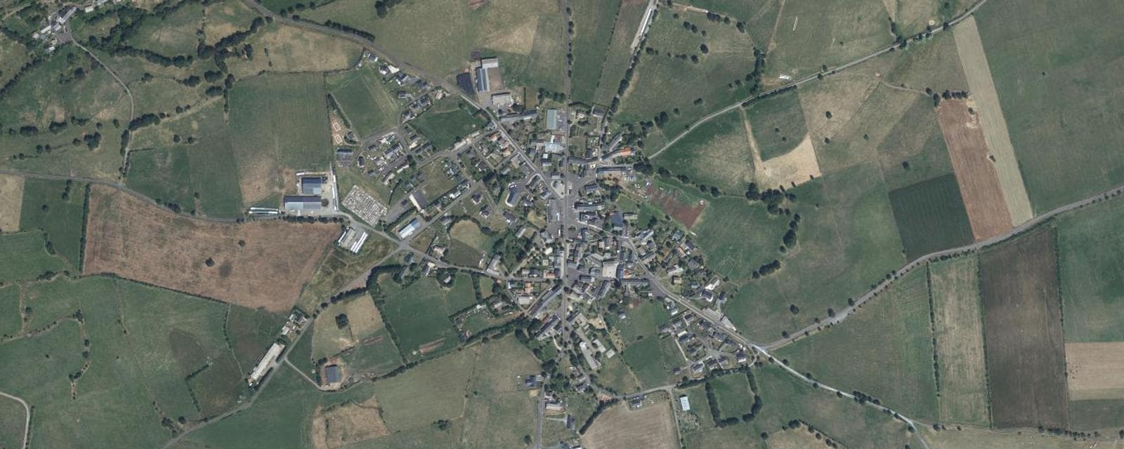 Vue aérienne de Valuéjols (Cantal)