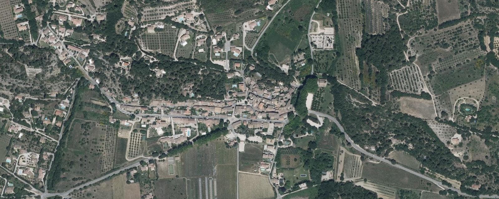 Vue aérienne de Vaugines (Vaucluse)