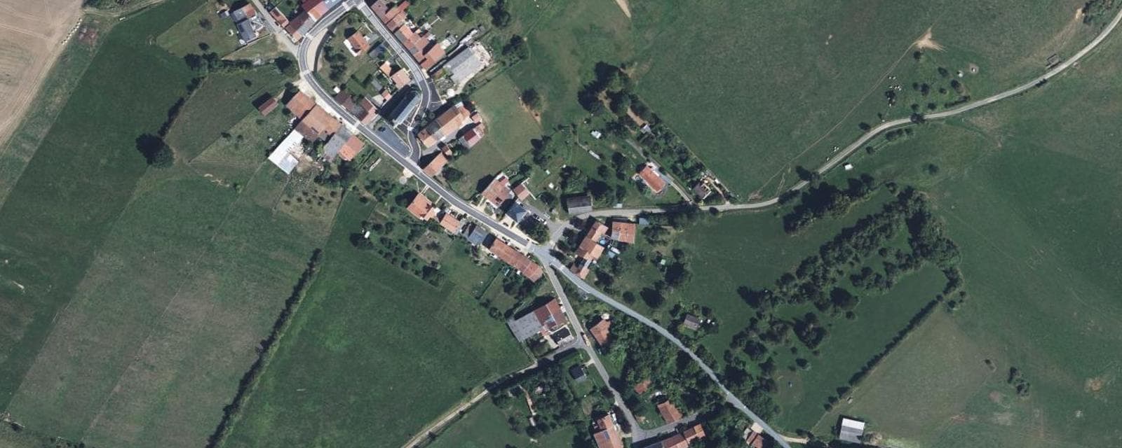 Vue aérienne de Vaux-lès-Mouzon (Ardennes)