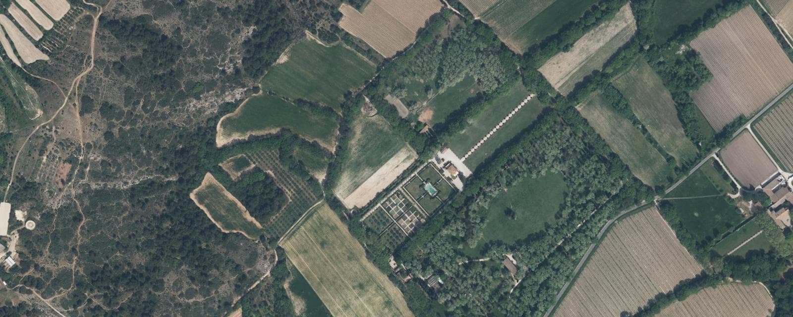 Vue aérienne de Vernègues (Bouches-du-Rhône)