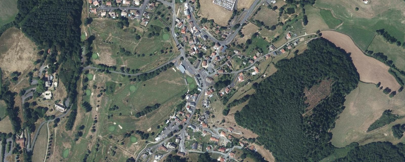 Vue aérienne de Vézac (Cantal)