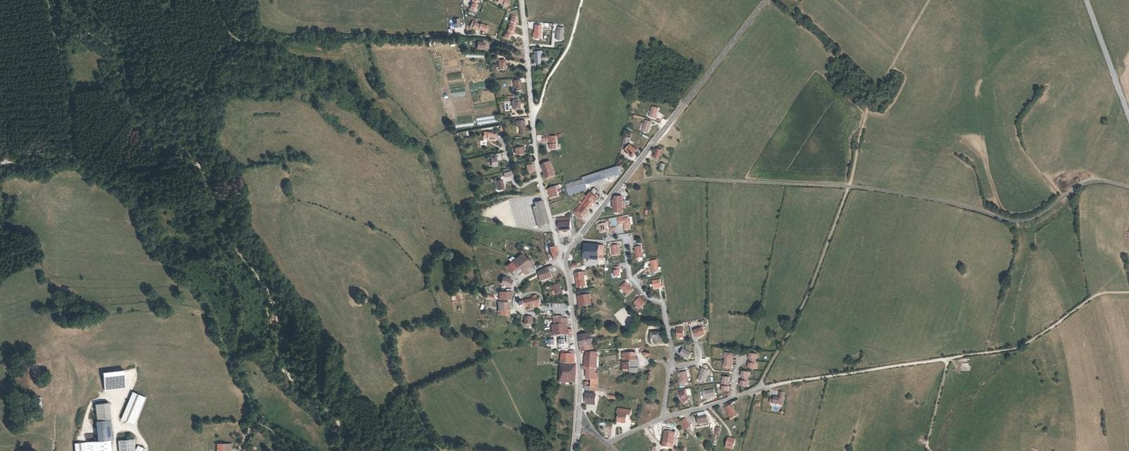 Vue aérienne de Vieu-d'Izenave (Ain)