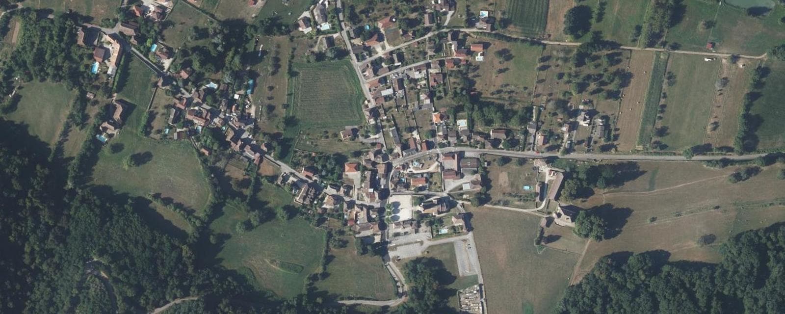 Vue aérienne de Vignieu (Isère)