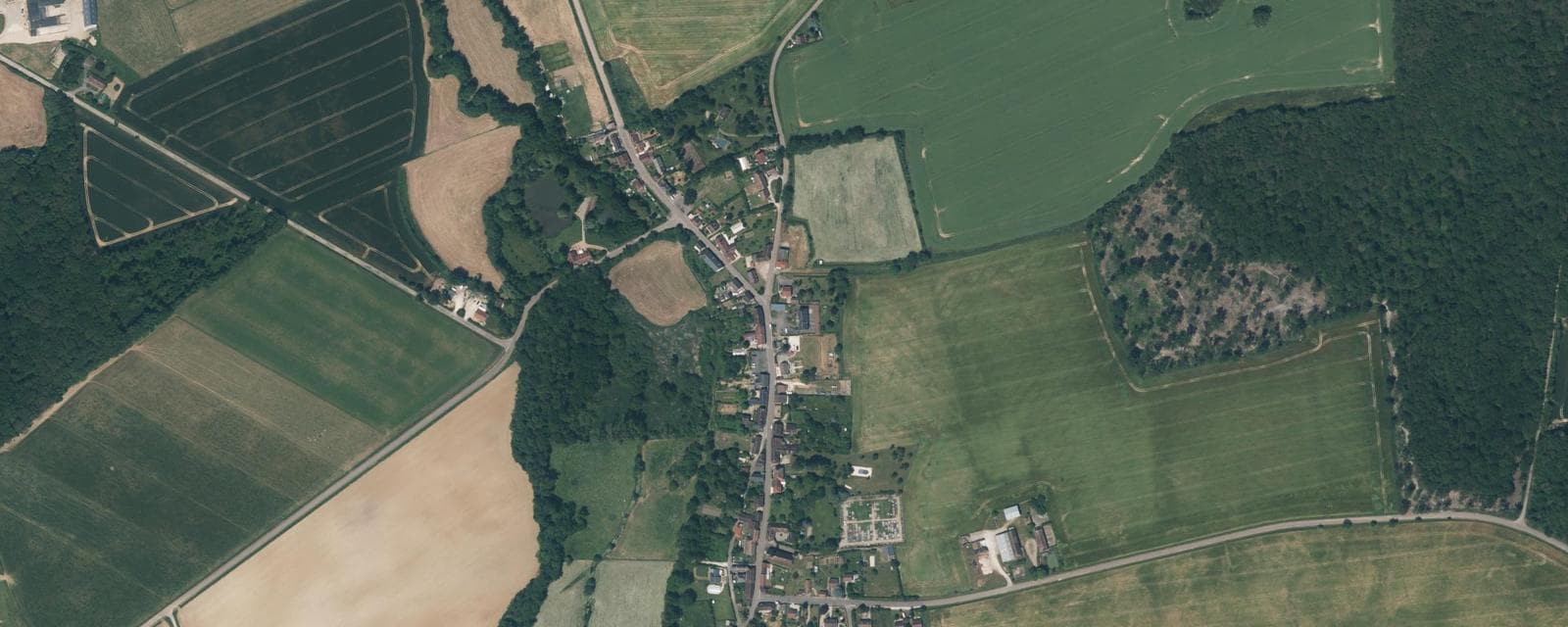 Vue aérienne de Villeneuve-les-Genêts (Yonne)