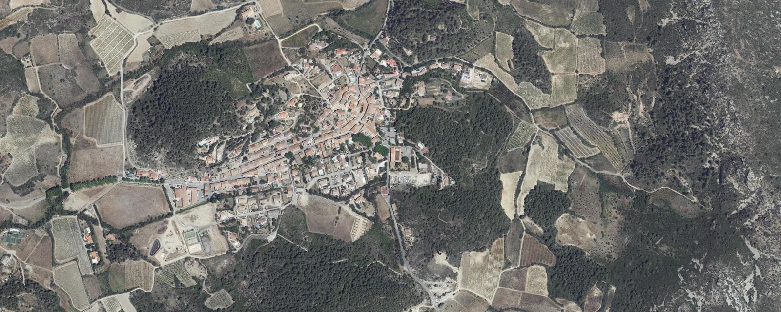Vue aérienne de Villesèque-des-Corbières (Aude)