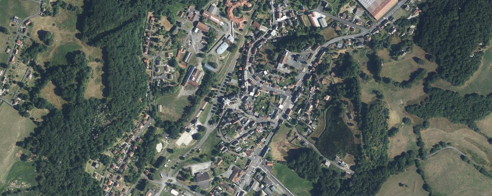 Vue aérienne de Ydes (Cantal)