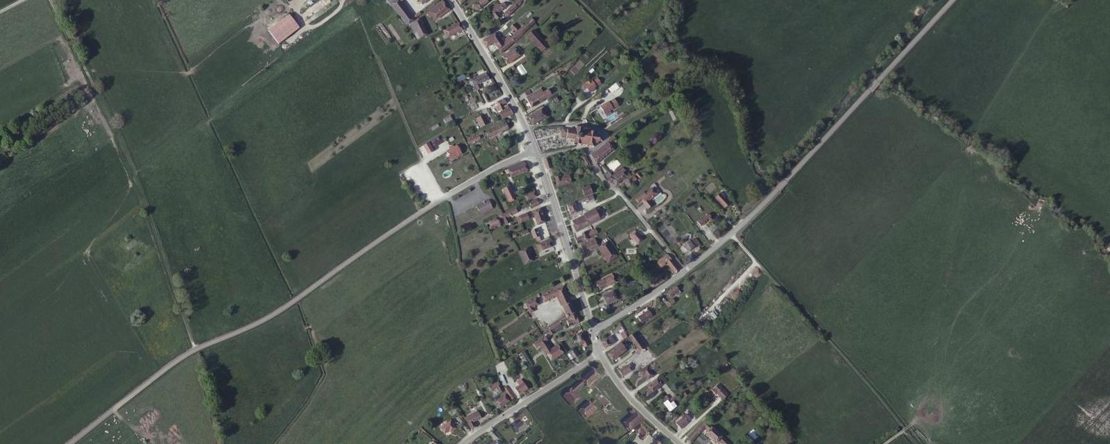 Vue aérienne de Montreuil-sur-Barse (Aube)