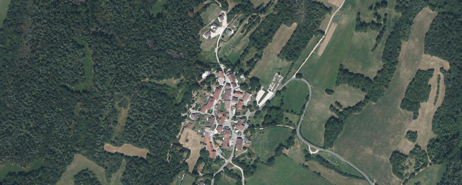 Vue aérienne de Sonthonnax-la-Montagne (Ain)
